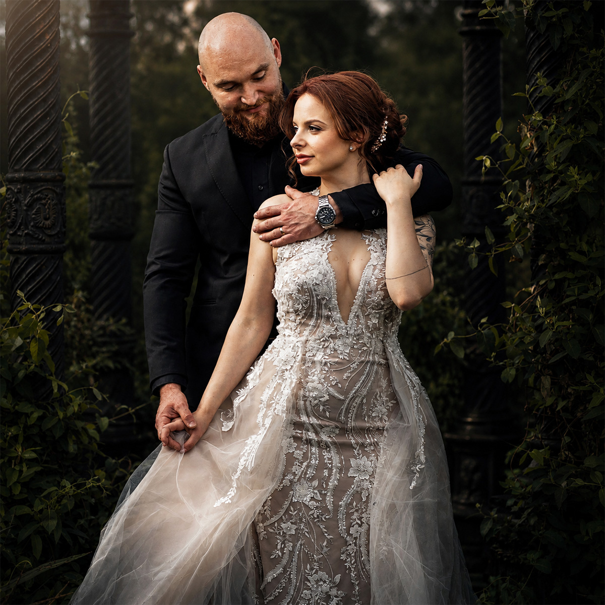 Portret romantic de nuntă cu un cuplu în grădina Castelului Haller