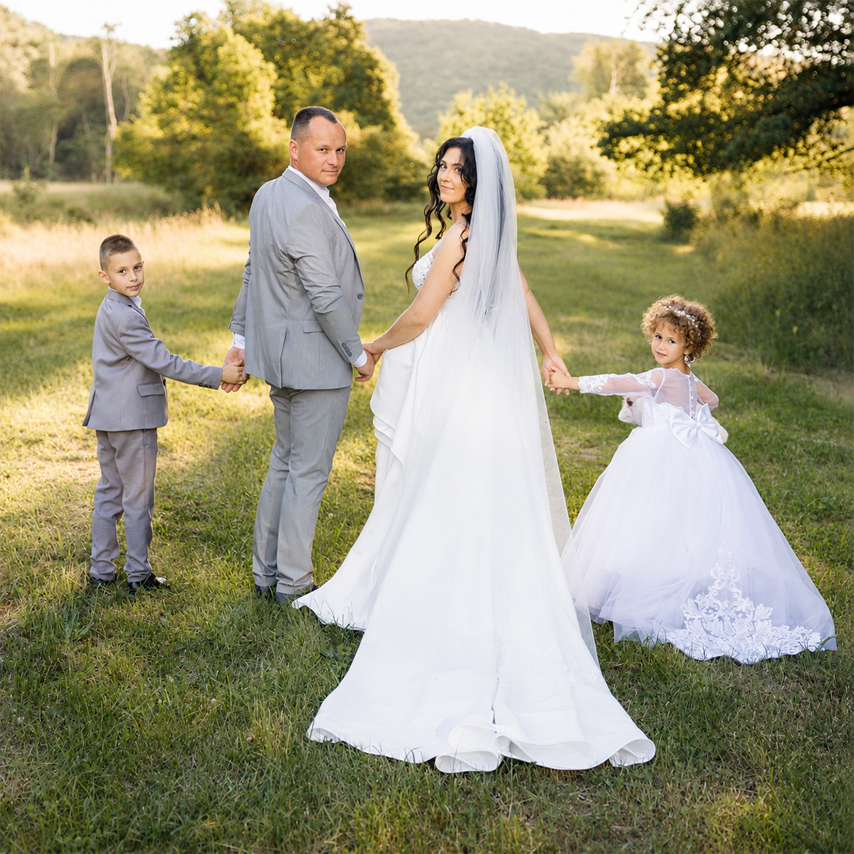 Familie la aniversarea a 10 ani de căsnicie, fotografiată la apus într-o poiană